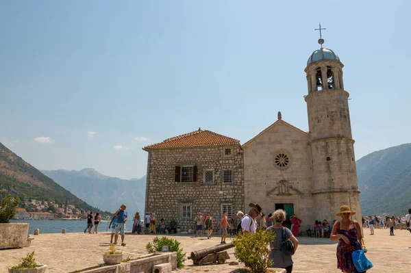 Perast Montenegro Augustus 2017 Toeristen Het Eiland Gospa Shkrpjela Baai — Stockfoto
