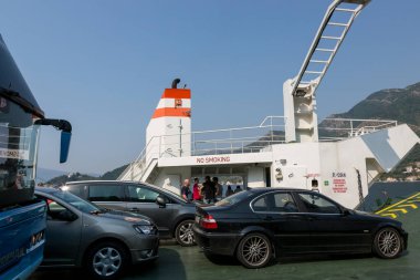 Kotor Körfezi, Karadağ - 06 Ağustos 2017: Karadağ 'ın Kotor Körfezi' nde feribotta arabalar