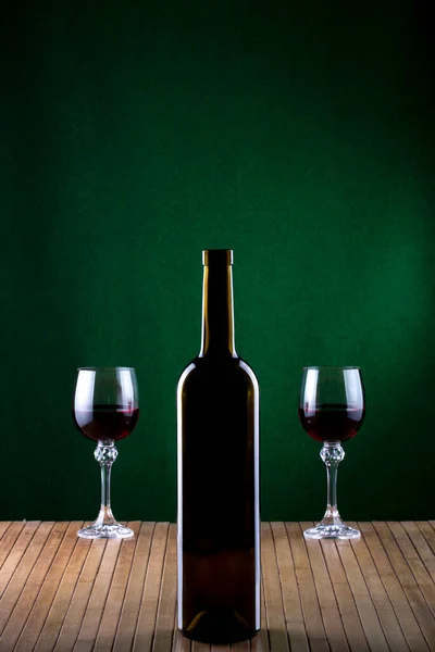 ワインとグラスボトルのグラスで静物画 — ストック写真