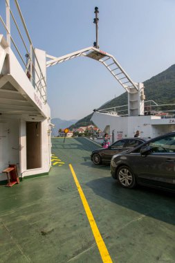 Kotor Körfezi, Karadağ - 06 Ağustos 2017: Karadağ 'ın Kotor Körfezi' nde feribotta arabalar