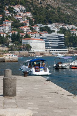 Dubrovnik, Hırvatistan - 06 Ağustos 2017: Dubrovnik 'teki setin ve iskelenin manzarası