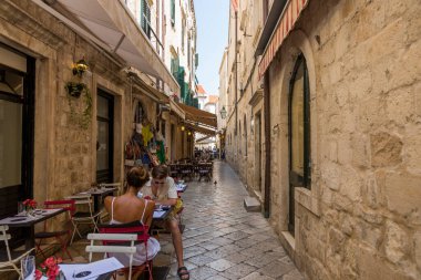Dubrovnik, Hırvatistan-06 Ağustos 2017: Eski Dubrovnik kasabasındaki sokak kafeleri