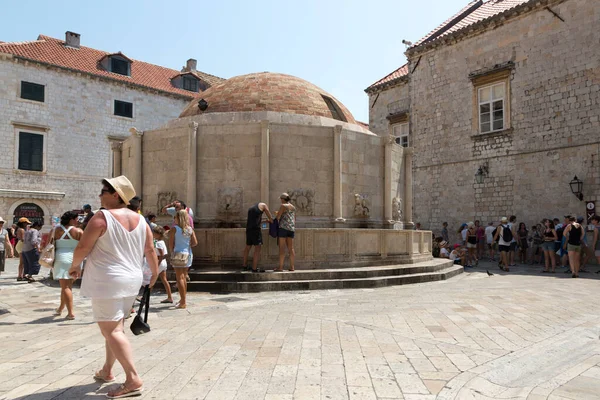 Dubrovnik Kroatië Augustus 2017 Mensen Lessen Hun Dorst Bij Fontein — Stockfoto