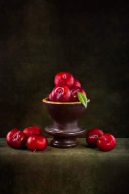 Karanlık bir arka planda olgun eriklerle dolu bir hayat