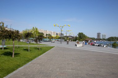 Dnepr, Ukrayna - 26 Ağustos 2020: Şehrin seddindeki yeni bir eğlence parkının parçası