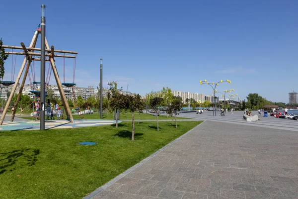 Dniepr Ukraina Sierpnia 2020 Fragment Nowego Parku Rekreacyjnego Nabrzeżu Miasta — Zdjęcie stockowe