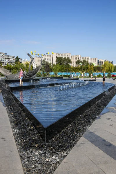 ドネプル ウクライナ 2020年8月26日 市内の堤防上の新しいレクリエーション公園の断片 — ストック写真