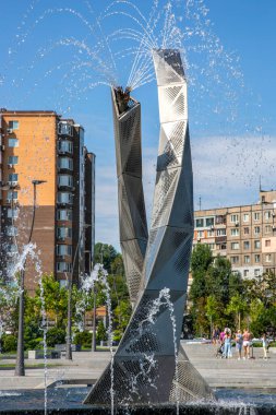 Dnepr, Ukrayna - 26 Ağustos 2020: Şehrin seddindeki yeni bir eğlence parkında çeşme