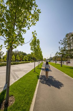 Dnepr, Ukrayna - 26 Ağustos 2020: Bir kız şehrin setinde bir ara sokakta yürüyor