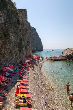 Budva, Karadağ - 07 Ağustos 2017: Adriyatik Denizi 'ndeki St. Nicholas adasındaki plaj