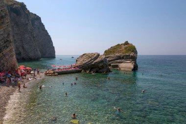 Budva, Karadağ - 07 Ağustos 2017: Adriyatik Denizi 'ndeki St. Nicholas adasındaki plaj