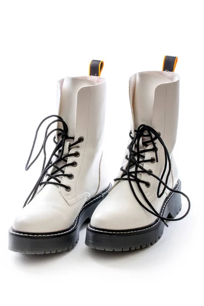 白い背景に厚い靴底を持つ女性の白いブーツ — ストック写真