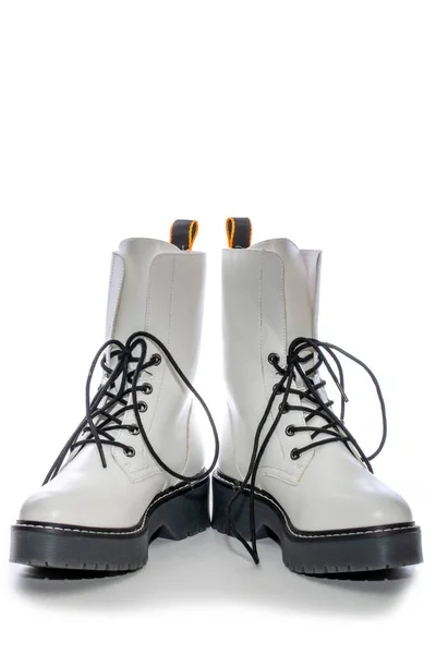 白い背景に厚い靴底を持つ女性の白いブーツ — ストック写真
