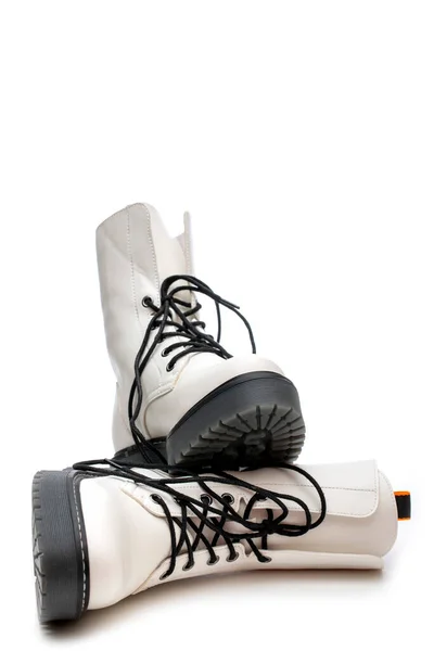 Sepatu Bot Putih Wanita Dengan Telapak Kaki Tebal Dengan Latar — Stok Foto