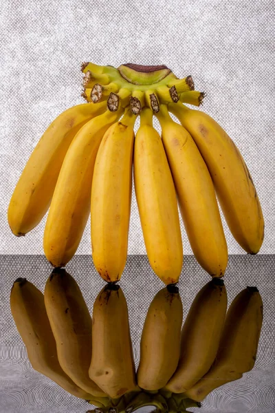 Gele Rijpe Mini Bananen Met Reflectie Grijze Achtergrond — Stockfoto