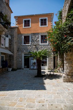 Budva, Karadağ - 08 Ağustos 2017: Eski Budva kentinin sokaklarında