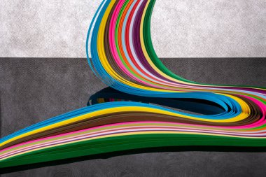 Renkli kağıttan bir figür ile soyut kompozisyon