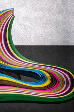 Renkli kağıttan bir figür ile soyut kompozisyon