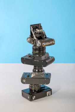 Renkli arkaplanda eski film kameralarından piramit