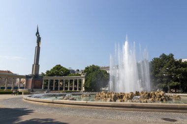 Viyana, Avusturya - 19 Haziran 2023: Schwarzenberg Meydanı 'ndaki Kızıl Ordu Kahramanları Anıtı