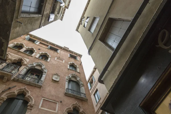 Venedik, İtalya - 22 Ağustos 2019 Venedik 'in eski şehir binalarının mimarisi ve cephesi. Alt görünüm.