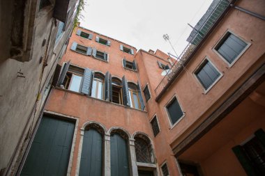 Venedik, İtalya - 22 Ağustos 2019 Venedik 'in eski şehir binalarının mimarisi ve cephesi. Alt görünüm.