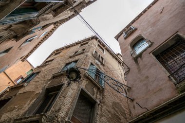 Venedik, İtalya - 22 Ağustos 2019 Venedik 'in eski şehir binalarının mimarisi ve cephesi. Alt görünüm.