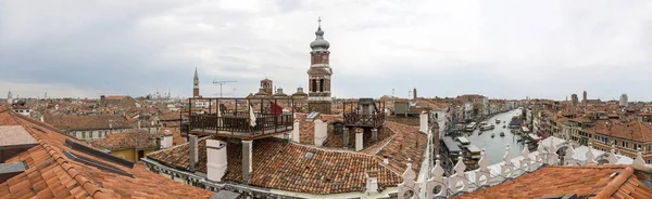 Venedik, İtalya - 22 Ağustos 2019: Bir evin çatısından Venedik manzarası. Panorama.