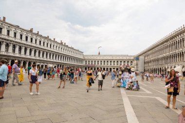 Venedik, İtalya - 22 Ağustos 2019: İnsanlar Venedik 'teki Piazza San Marco' yu geziyor