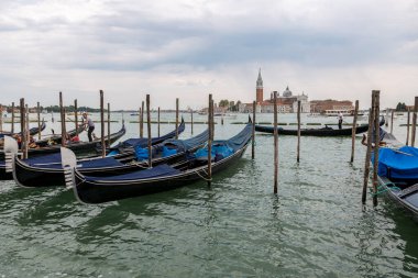 Venedik, İtalya - 22 Ağustos 2019: Venedik gezinti güvertesinde gondollu Jetty