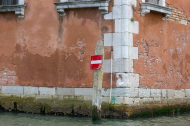 Venedik 'teki kanallardan birinde 