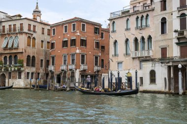 Venedik, İtalya - 22 Ağustos 2019: İnsanlar gondolda Venedik kanalları boyunca yürüyorlar