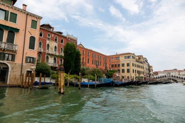 Venedik, İtalya - 22 Ağustos 2019: Venedik 'in eski şehir binalarının mimarisi ve cephesi