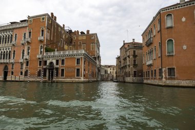 Venedik, İtalya - 22 Ağustos 2019: Venedik 'in eski şehir binalarının mimarisi ve cephesi