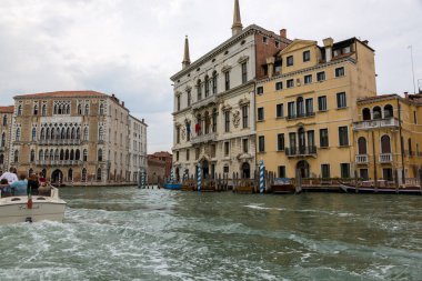 Venedik, İtalya - 22 Ağustos 2019: Venedik 'in eski şehir binalarının mimarisi ve cephesi