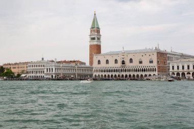 Venedik, İtalya - 22 Ağustos 2019: Venedik 'teki Piazza San Marco' da St Mark 's Campanile