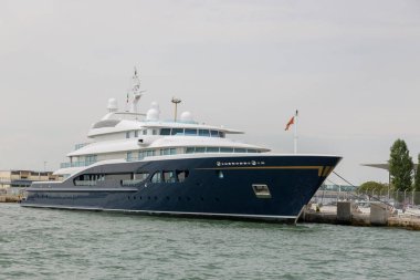 Venedik, İtalya - 22 Ağustos 2019: Venedik 'teki bir rıhtımda modern yelken yatı