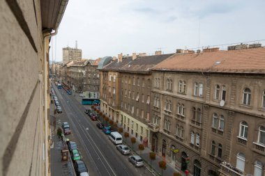 Budapeşte, Macaristan - 23 Ağustos 2019: Budapeşte şehir merkezinde bir caddenin pencere manzarası.