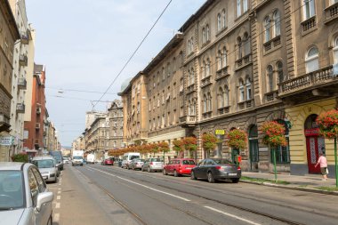 Budapeşte, Macaristan - 23 Ağustos 2019: Budapeşte şehir merkezinde bir caddenin pencere manzarası.