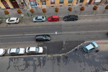Budapeşte, Macaristan - 23 Ağustos 2019: Budapeşte şehir merkezinde bir caddenin pencere manzarası.