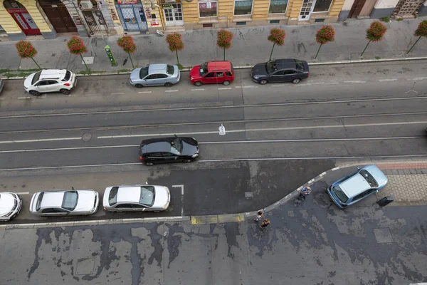 Budapeşte, Macaristan - 23 Ağustos 2019: Budapeşte şehir merkezinde bir caddenin pencere manzarası.