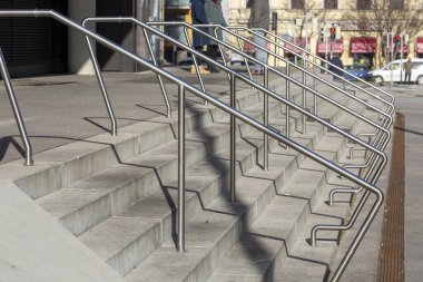 Sokak merdiveninde metal parmaklıklar.