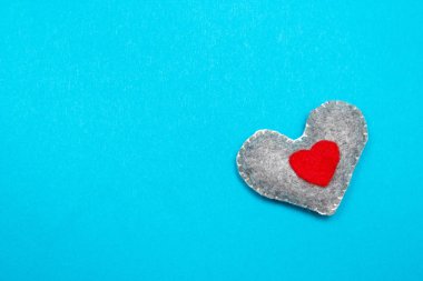 Mavi bir arka plan olarak el yapımı kalp hissettim. Üstten görünüm.