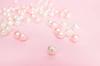 Pembe bir arka plan üzerinde pembe boncuk yakın çekim.