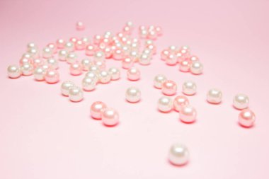 Pembe bir arka plan üzerinde pembe boncuk yakın çekim.