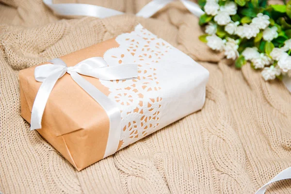 Craft kağıt ve dantel örgü battaniye peçeteye hediyesi. Üstten Görünüm. Anneler günü kavramı