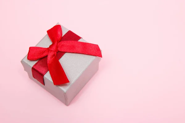 Caixa de presente no fundo rosa. 8 de março, Dia das Mães, Dia dos Namorados, Conceito de Natal . — Fotografia de Stock