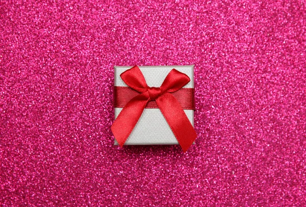 Ajándék rózsaszín doboz a csillogó rózsaszín háttér. Gratulálunk ajándék fogalmát. felülnézet, másol hely — Stock Fotó
