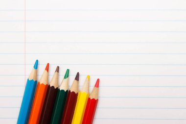 Renkli kalemler üstünde bir defter. Eğitim kavramı. Uzay kopyalayın. Üstten Görünüm