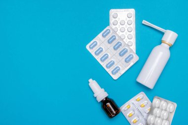 Soğuk algınlığı ve grip tedavisinde. Çeşitli ilaçlar, spreyler tıkalı burun ve Boğaz üzerinde mavi bir arka plan baş belası. Uzay kopyalayın. Tıp düz yatıyordu.